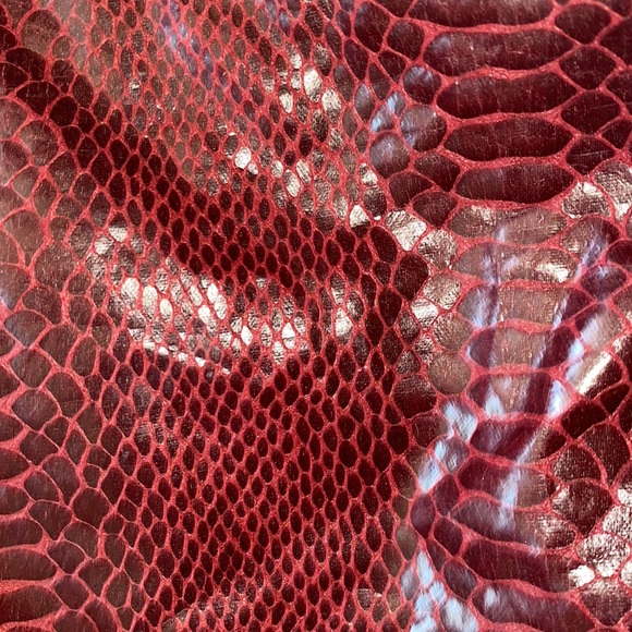 SR squared by Sondra Roberts nice hobo style handbag red snake skin look 19”x15” - Picture 5 of 6